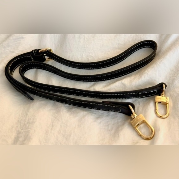 👑✅PRICE FIRM✅ Black faux leather crossbody strap gold hardware. Brand New! - Picture 13 of 17